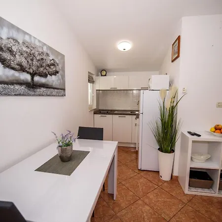 Apartamento Marina-5 By Interhome