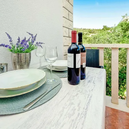 Marina-5 By Interhome 로고즈니차